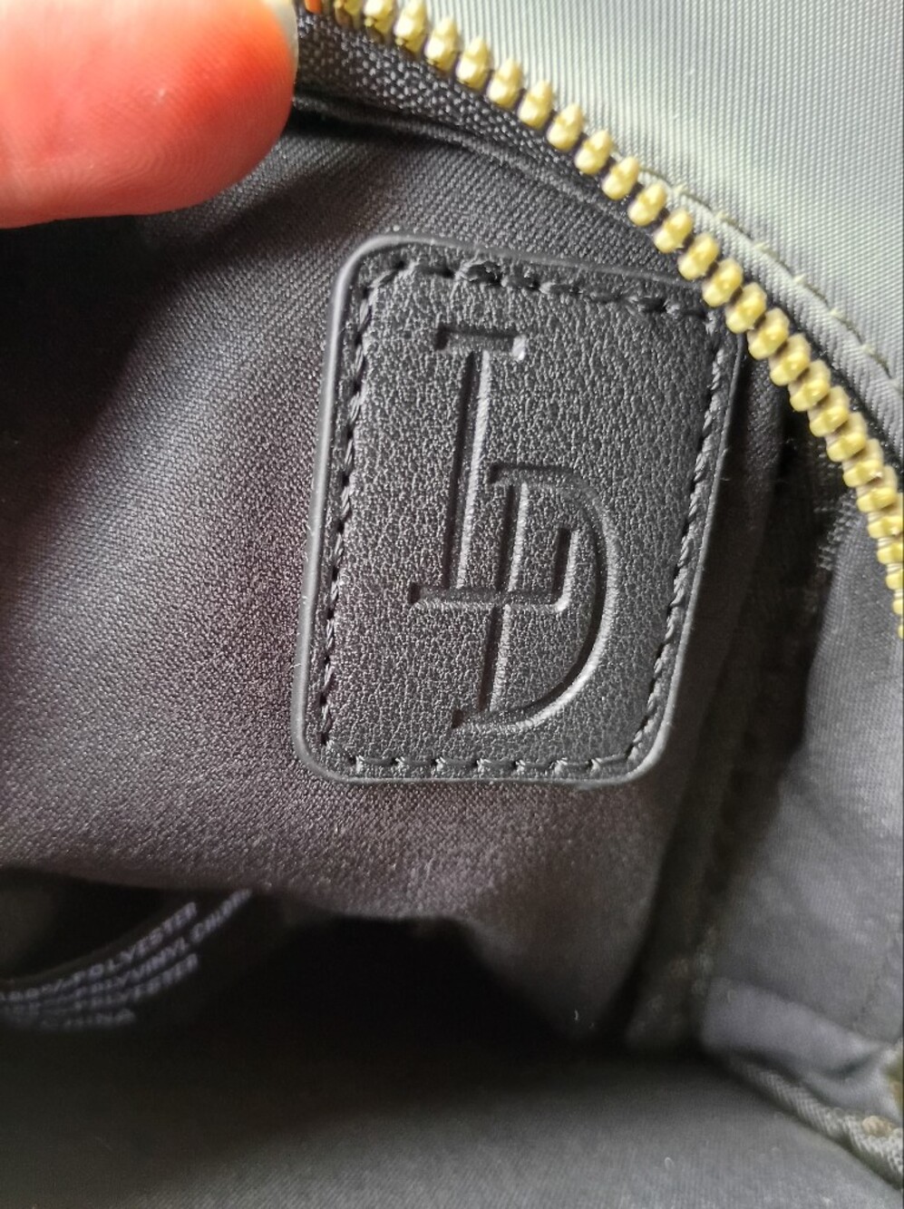 NWOT LD Gray Quilted Sling Bag Crossbody Gold Zipper - Picture 6 of 7